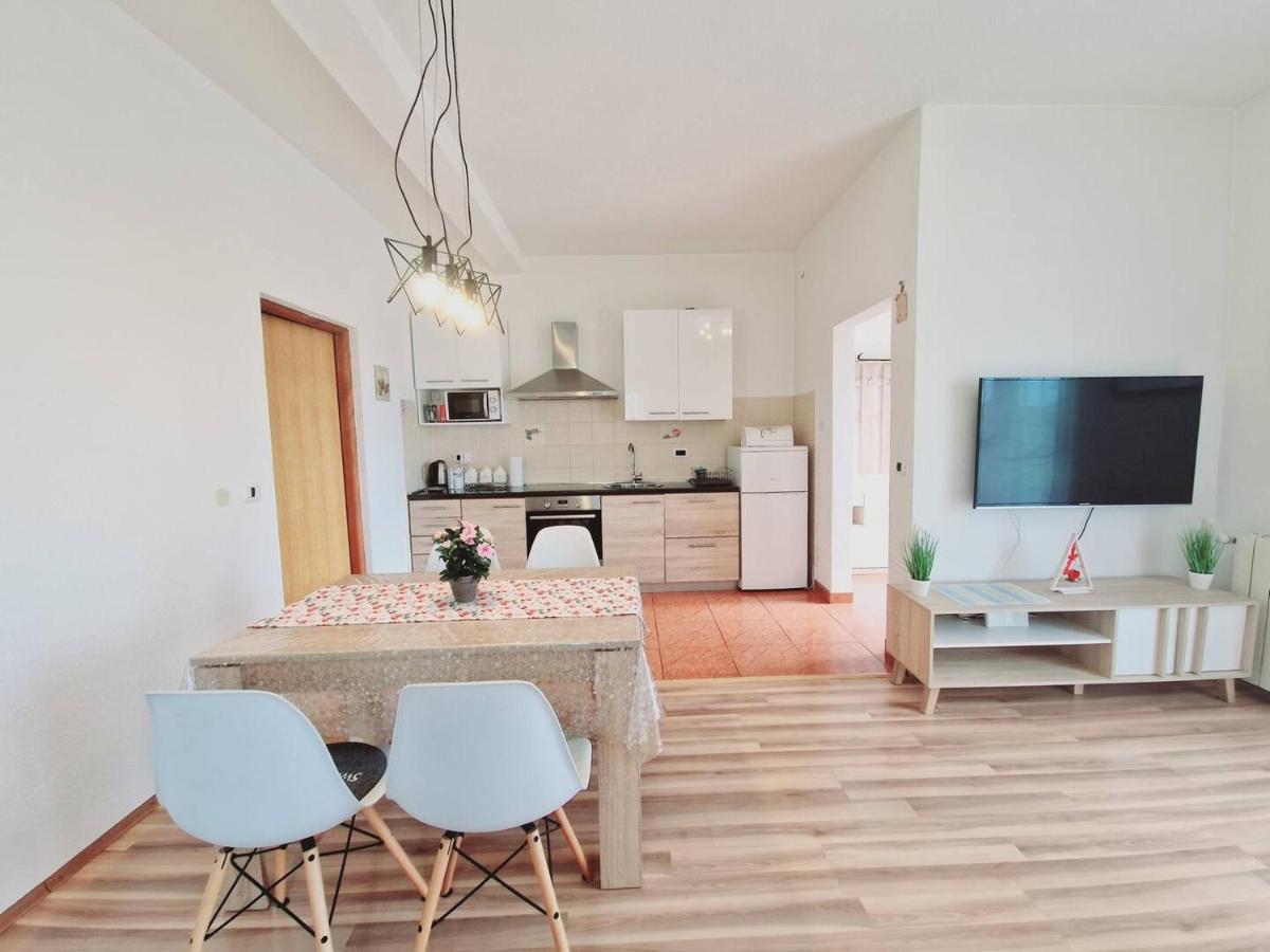 Apartments In Rijeka, Free Parking And Large Terrace, 15Min Drive From The Beach Exterior photo